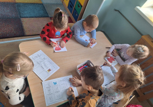 dzieci kolorują sposoby radzenia sobie ze złością