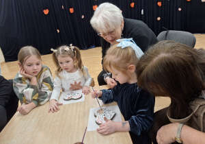 dzieci dekorują piernik polewą
