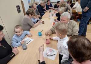 dzieci malują polewami pierniki