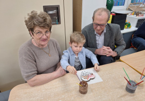 chłopiec maluje polewą piernik