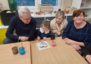 dziewczynka maluje polewą piernik