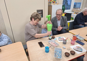 babcia nakłada krem na babeczkę