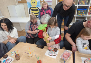 babcia nakłada z wnuczką krem na babeczkę