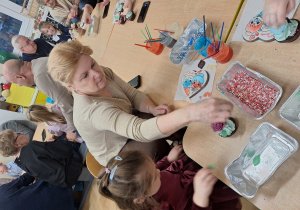 babcia bierze posypkę na babeczkę