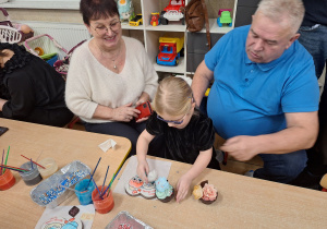 dziewczynka dekoruje babeczki