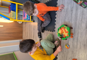 Dominik uderza celuje młotkiem.