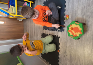 Remek celuje młotkiem w w wylosowane kamienie.