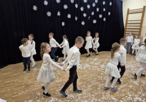 Dzieci tańczą w parach