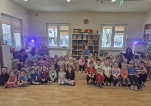 Dzieci siedzą na widowni