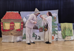 Aktorzy na tle scenografii