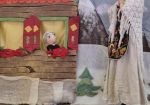 Aktorzy na tle scenografii