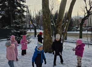 Dziś dzieci z grupy JEŻYKI korzystały dziś z uroków zimy.