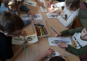 "Dumny jak paw" kolorują pawie pióro6