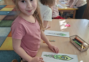 dziewczynka pozuje do zdjęcia