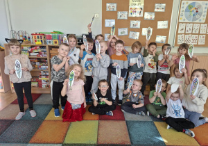 dzieci pozują do zdjęcia