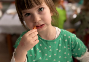 Dziewczynka je paprykę.