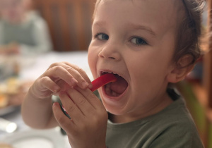 Chłopczyk je paprykę.
