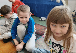 Dziewczynka prezentuje wybraną emocję.