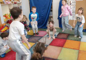 Dzieci wykonują zadania ruchowe.