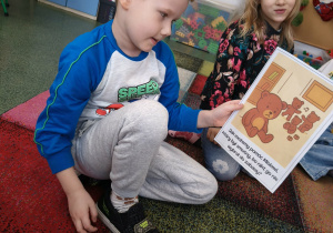 Chłopiec omawia swój sposób na pomoc misiowi.