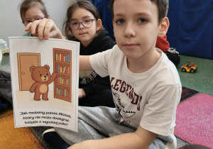 Chłopiec omawia swój sposób na pomoc misiowi.
