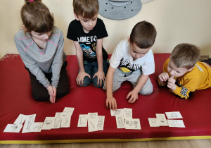 Dzieci podczas zajęć.