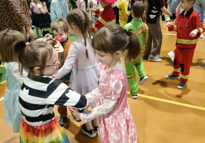 Wspólne tańce podczas balu.