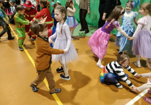 Wspólne tańce podczas balu.