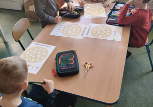 Dzieci wykonują kartę pracy.