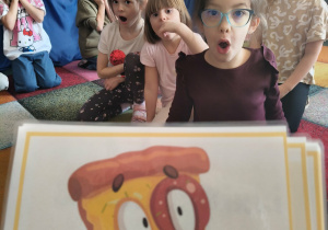 Dzieci naśladują różne minki.