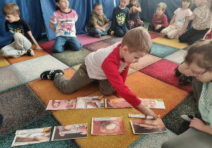 Dzieci układają historyjkę obrazkową.