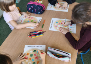 Dzieci wykonują kartę pracy.