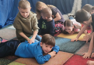 Dzieci w parach wykonują masażyk relaksacyjny.