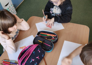 Dzieci rysują swoje bezpieczne miejsca - domy.