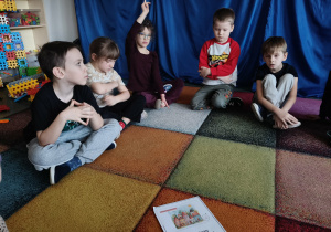 Dzieci siedza w kręgu, podczas zajęć.