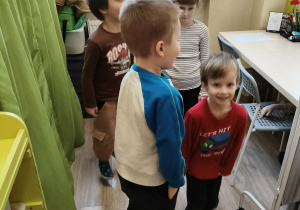 Dzieci uczestniczą w zabawie ruchowej.