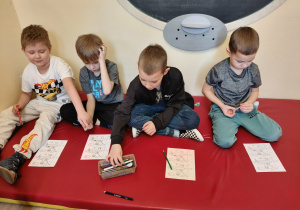 Dzieci wykonują kartę pracy.