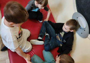 Dzieci żegnaja się "iskierką przyjaźni".