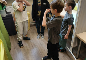 Dzieci uczestniczą w zabawie ruchowej.