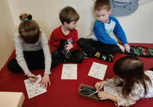 Dzieci wykonują kartę pracy.