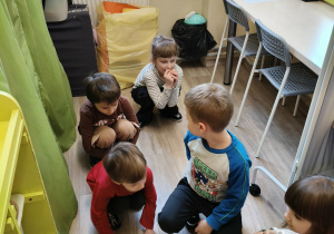 Dzieci uczestniczą w zabawie ruchowej.