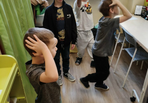 Dzieci uczestniczą w zabawie ruchowej.