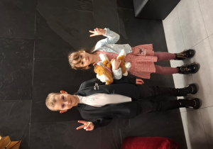 Dzieci robią wspólne zdjęcie.