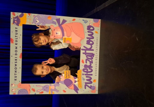 Dzieci pozują do zdjęcia.