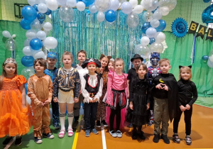 Dzieci pozują do zdjęcia.