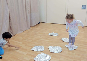 Dziewczynka skacze przez kry lodowe.