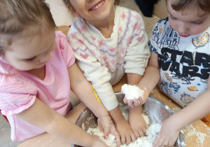 Dzieci bawią się sztucznym śniegiem.