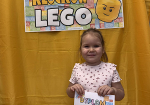 Dziewczynka z dyplomem.