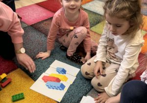 Dzieci układają puzzle.