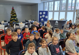 Dzieci czekają na występ jasełkowy.